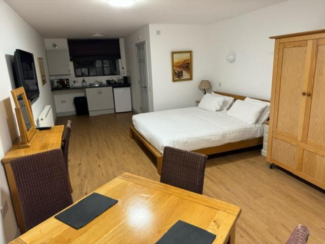 The Radnorshire Arms Hotel 普利斯提恩 外观 照片